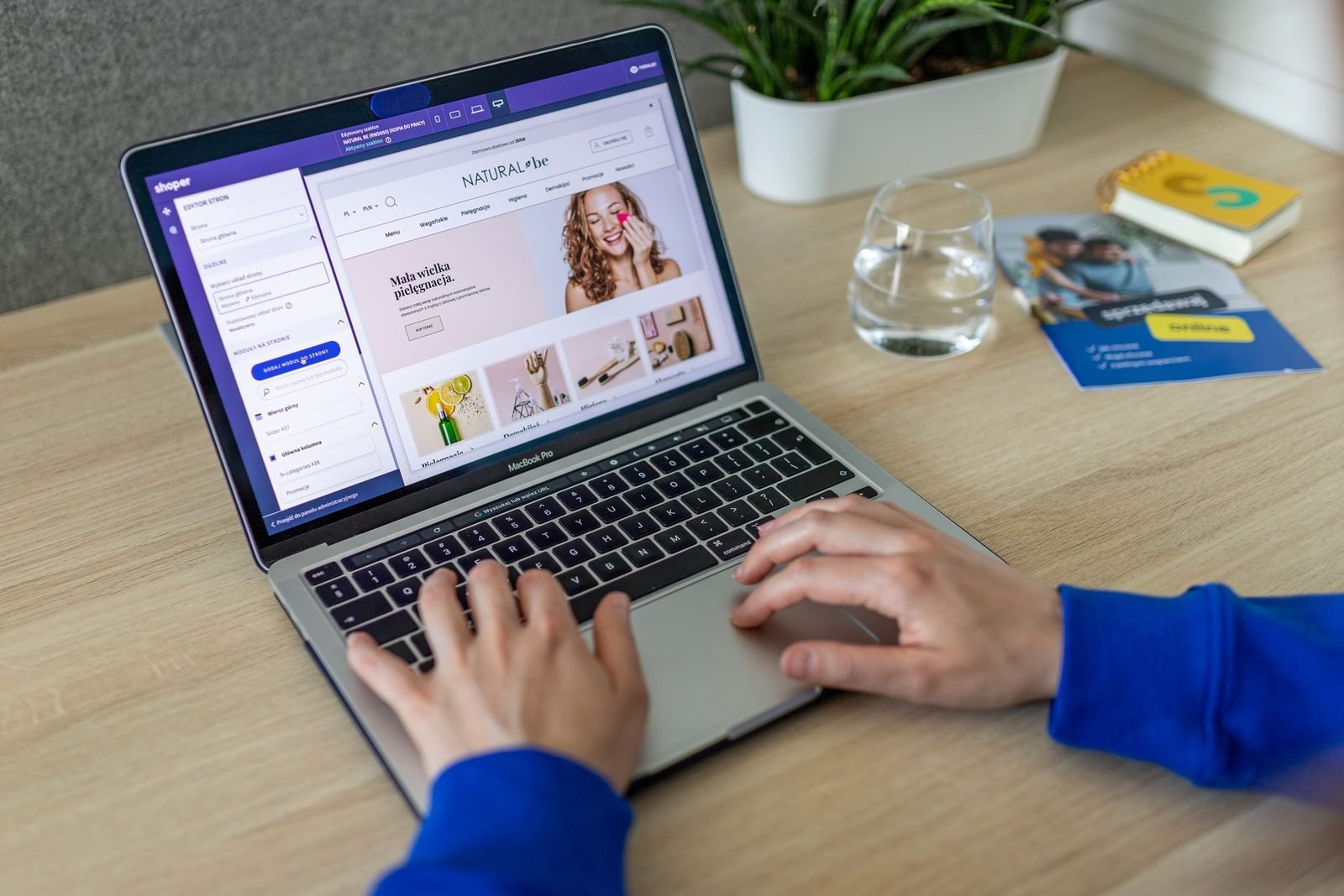 Mãos digitando no notebook com a página de uma loja virtual aberta na tela