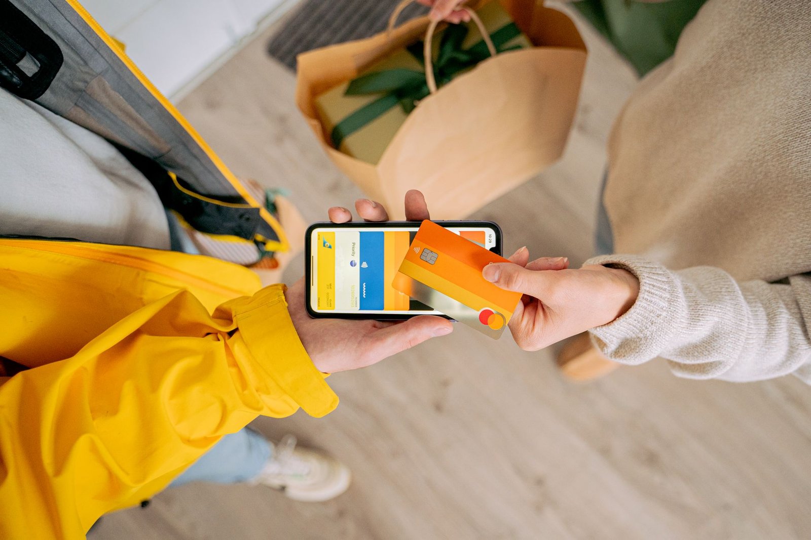 Pagamento por aproximação sendo feito com o cartão e o celular