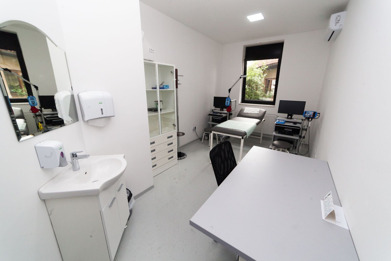 Interior de uma clínica médica limpa e organizada