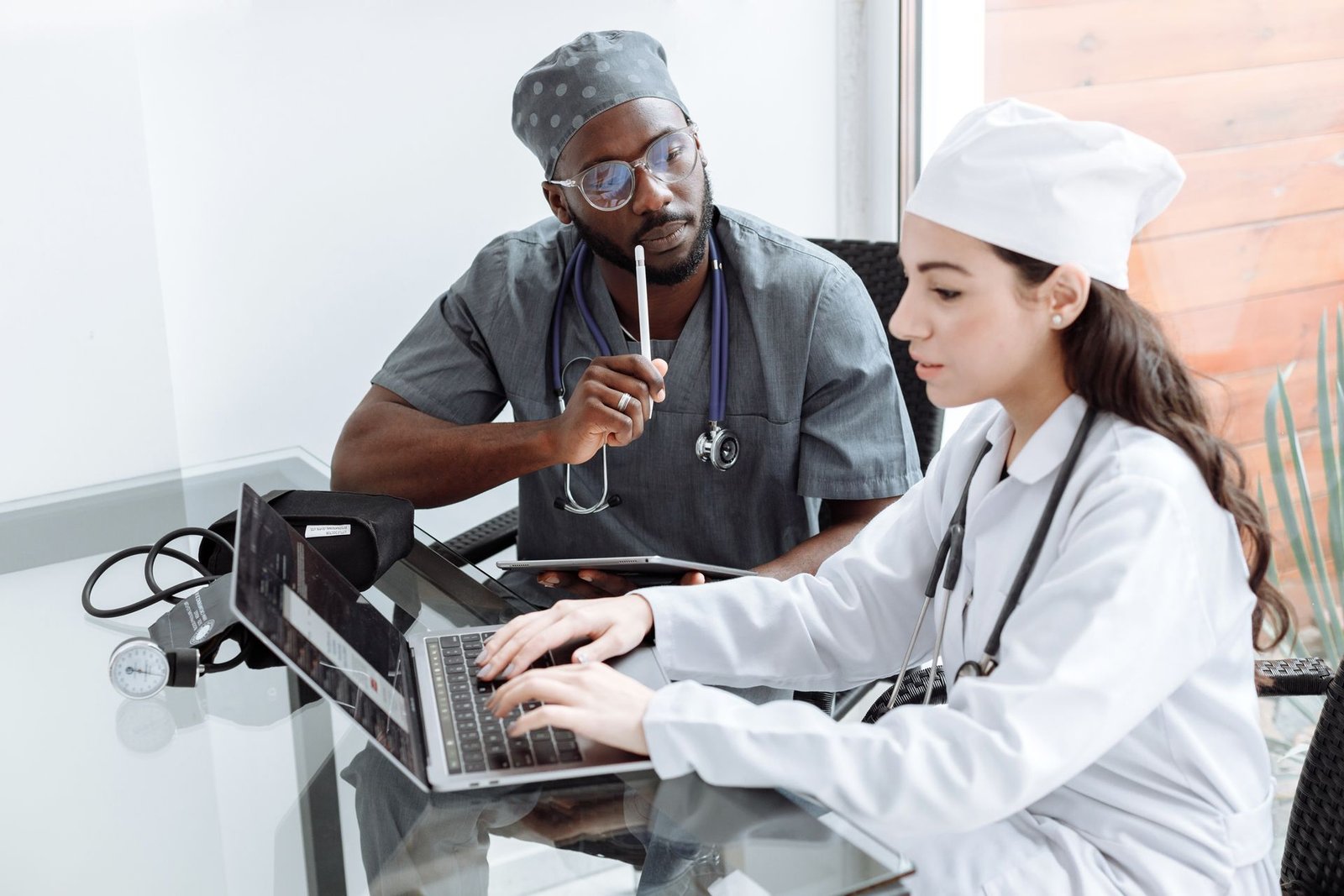 Equipe médica reunida em uma clínica
