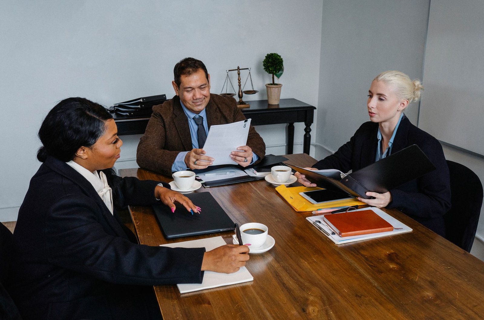 Sócios discutindo os números do negócio em reunião de escritório